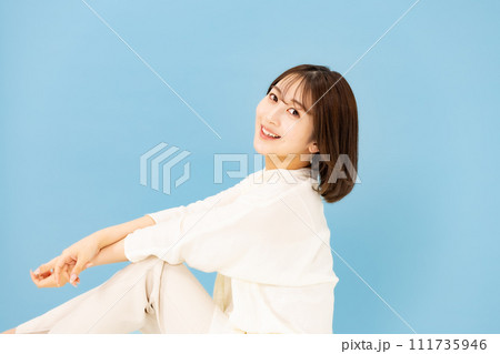 若い女性　20代　ビューティー　立膝 111735946