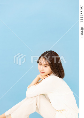 若い女性 20代 ビューティー 立膝 縦位置 若い女性 20代 ビューティー 立膝 縦位置 111735951