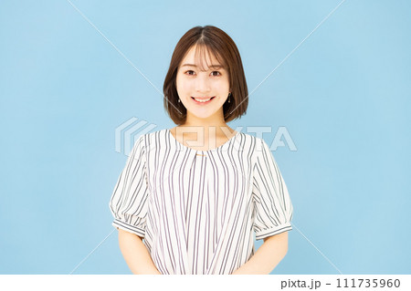 若い女性 20代 カジュアル 若い女性 20代 カジュアル 111735960