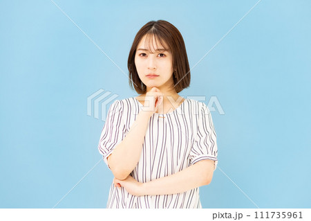 若い女性　20代　カジュアル　不安 111735961