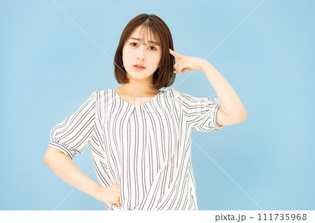 若い女性　20代　カジュアル　不安 111735968