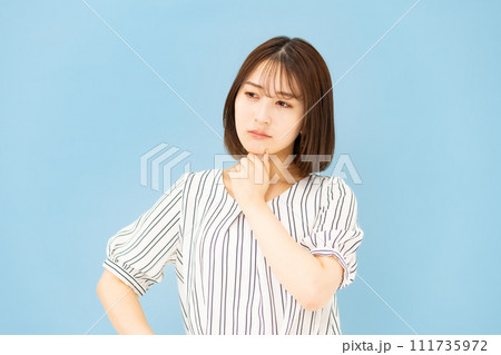 若い女性　20代　カジュアル　不安 111735972