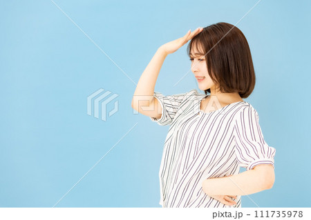 若い女性 20代 カジュアル 不安 若い女性 20代 カジュアル 不安 111735978