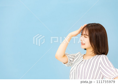 若い女性　20代　カジュアル　不安 111735979