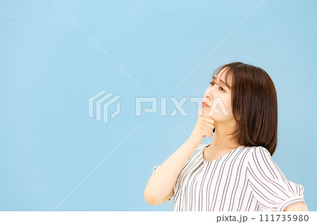 若い女性　20代　カジュアル　不安 111735980