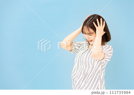 若い女性　20代　カジュアル　不安 111735984