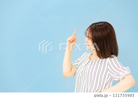 若い女性　20代　カジュアル　ワンポイント 111735985