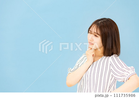 若い女性　20代　カジュアル　不安 111735986