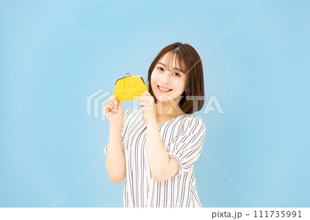 若い女性　20代　お金　財布 111735991