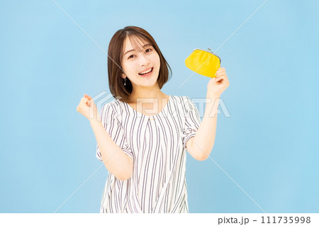 若い女性 20代 お金 ガッツポーズ 若い女性 20代 お金 ガッツポーズ 111735998