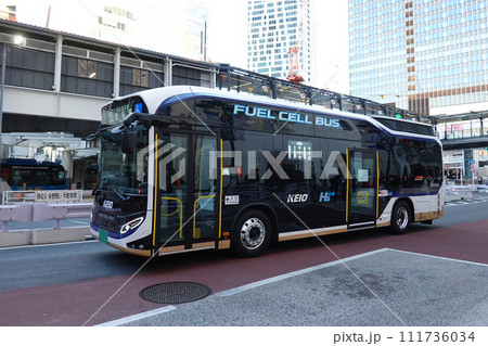 渋谷駅前を走行する燃料電池バスSORA(東京都渋谷区) 渋谷駅前を走行する燃料電池バスSORA(東京都渋谷区) 111736034