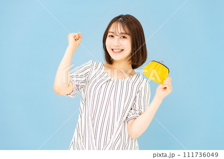 若い女性 20代 お金 財布 ガッツポーズ 若い女性 20代 お金 財布 ガッツポーズ 111736049