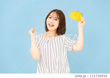 若い女性　20代　お金　財布　ガッツポーズ 111736050