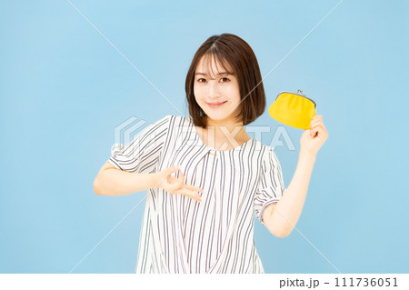若い女性 20代 お金 財布 若い女性 20代 お金 財布 111736051