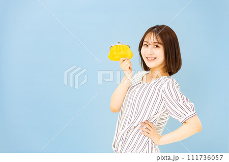 若い女性 20代 お金 財布 若い女性 20代 お金 財布 111736057