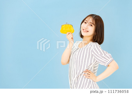 若い女性 20代 お金 財布 若い女性 20代 お金 財布 111736058