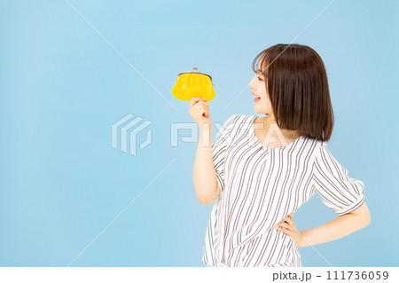 若い女性　20代　お金　財布 111736059