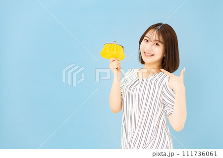 若い女性　20代　お金　財布 111736061