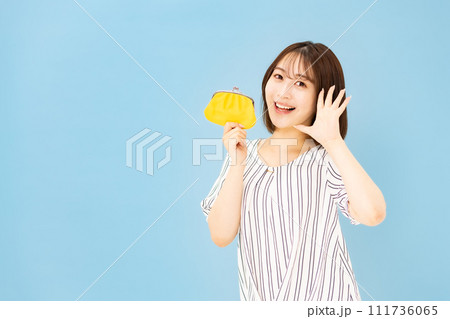 若い女性　20代　お金　財布 111736065