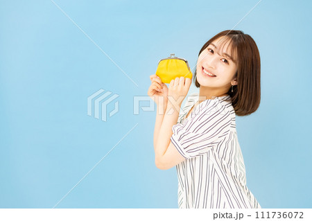 若い女性　20代　お金　財布 111736072