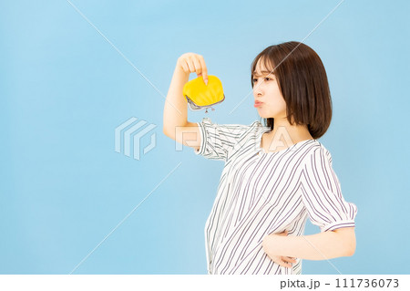 若い女性　20代　お金　財布　悩む 111736073