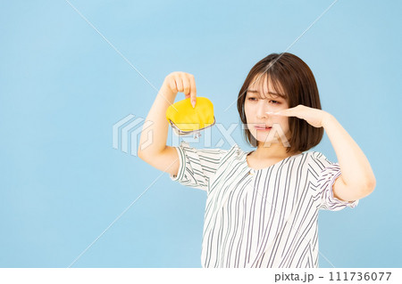 若い女性　20代　お金　財布　悩む 111736077
