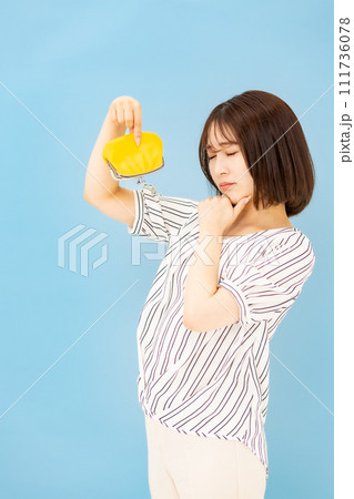 若い女性　20代　お金　財布　悩む　縦位置 111736078