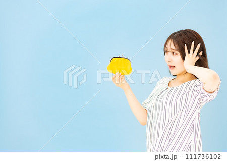 若い女性　20代　お金　財布　悩む 111736102