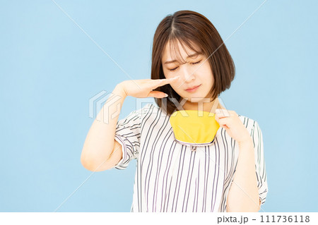 若い女性 20代 お金 財布 泣く 若い女性 20代 お金 財布 泣く 111736118