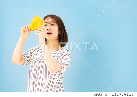 若い女性 20代 お金 財布 悩む 若い女性 20代 お金 財布 悩む 111736119