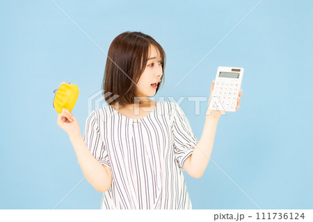 若い女性　20代　財布　電卓　悩む 111736124