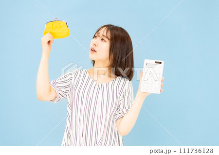 若い女性 20代 財布 電卓 悩む 若い女性 20代 財布 電卓 悩む 111736128