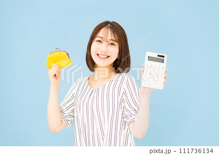 若い女性 20代 財布 電卓 若い女性 20代 財布 電卓 111736134