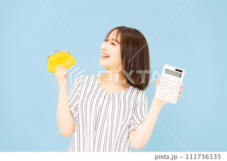 若い女性　20代　財布　電卓 111736135