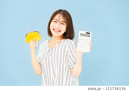若い女性 20代 財布 電卓 若い女性 20代 財布 電卓 111736136