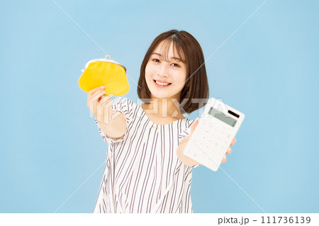 若い女性　20代　財布　電卓 111736139