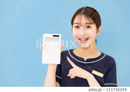 エステティシャン　20代　電卓 111736294