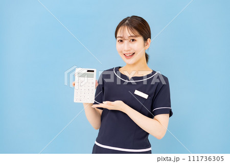 エステティシャン　20代　電卓　手かざし 111736305