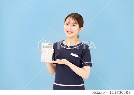 エステティシャン　20代　電卓　手かざし 111736308