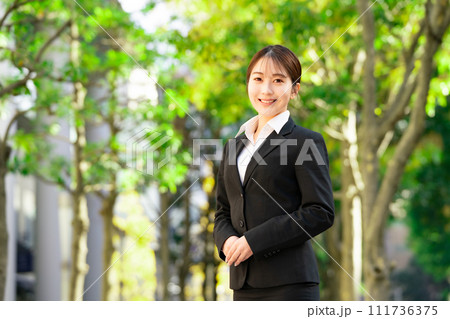 若い女性　ビジネス　新人 111736375