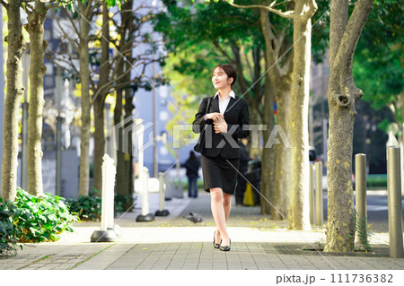若い女性　ビジネス　新人　歩く 111736382