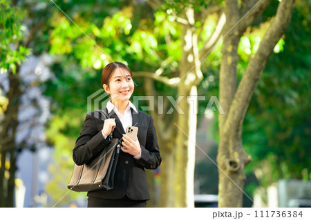 若い女性　ビジネス　新人　歩く 111736384