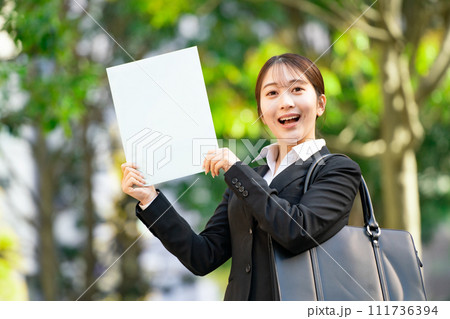 若い女性　ビジネス　新人 111736394