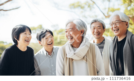 笑顔のシニア仲間 笑顔のシニア仲間 111736416