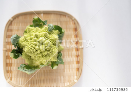 規格外野菜、出荷出来ないロマネスコ 111736986