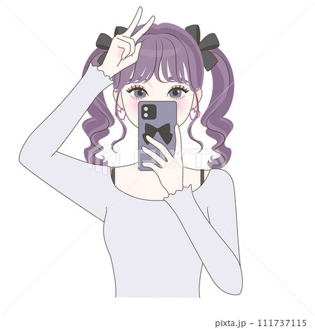 スマホで自撮りする女の子 スマホで自撮りする女の子 111737115
