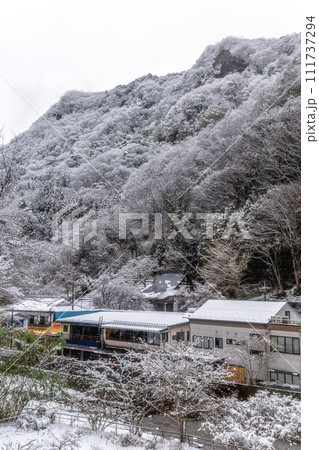 茨城県大子町の雪景色 111737294