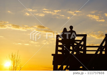 初々しい二人の夕焼見物。 初々しい二人の夕焼見物。 111737608