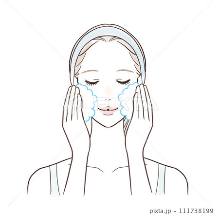 たっぷりの泡で洗顔する女性 111738199