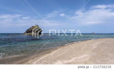 日本海の浜辺 (鳥取県白兎海岸) 日本海の浜辺 (鳥取県白兎海岸) 111738210